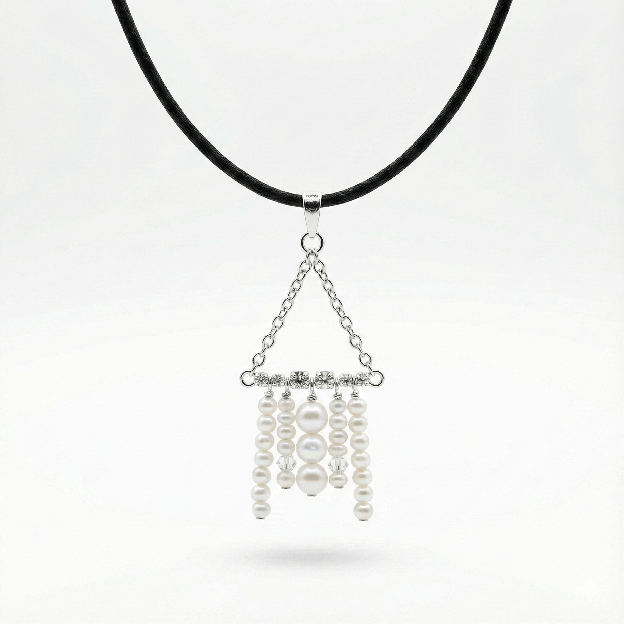 Collier Ras de Cou "LYA" – Géométrie Chic & Perles Naturelles
